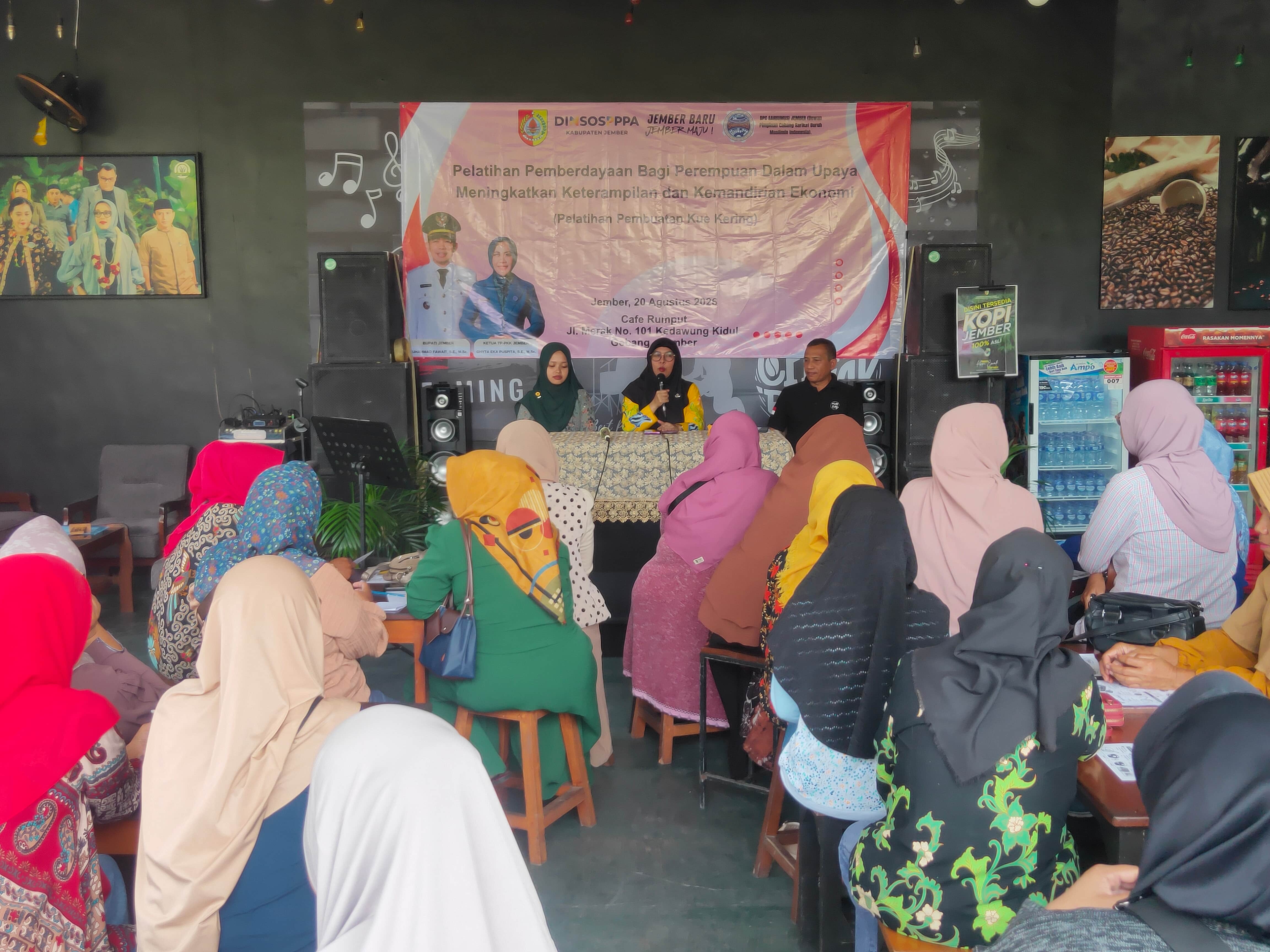 dorong-kemandirian-ekonomi-keluarga-dinsos-pppa-jember-bekali-ibu-ibu-sarbumusi-keterampilan-buat-kue-kering-20260820