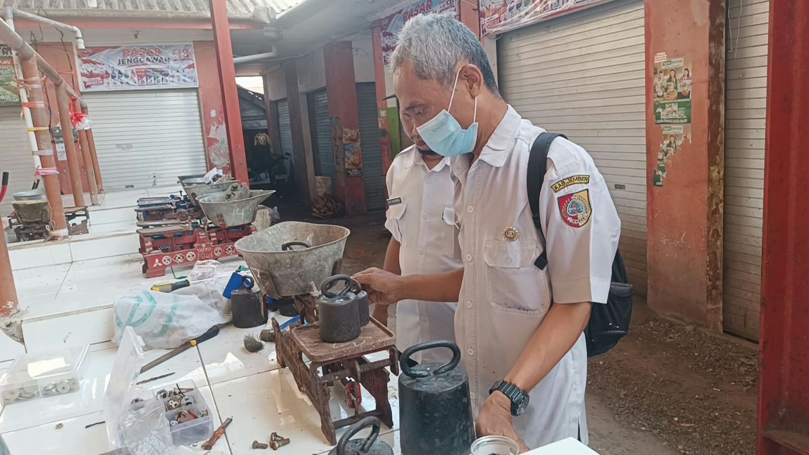 jaga-akurasi-timbangan-uptd-metrologi-legal-tera-ulang-di-pasar-jenggawah-20260820