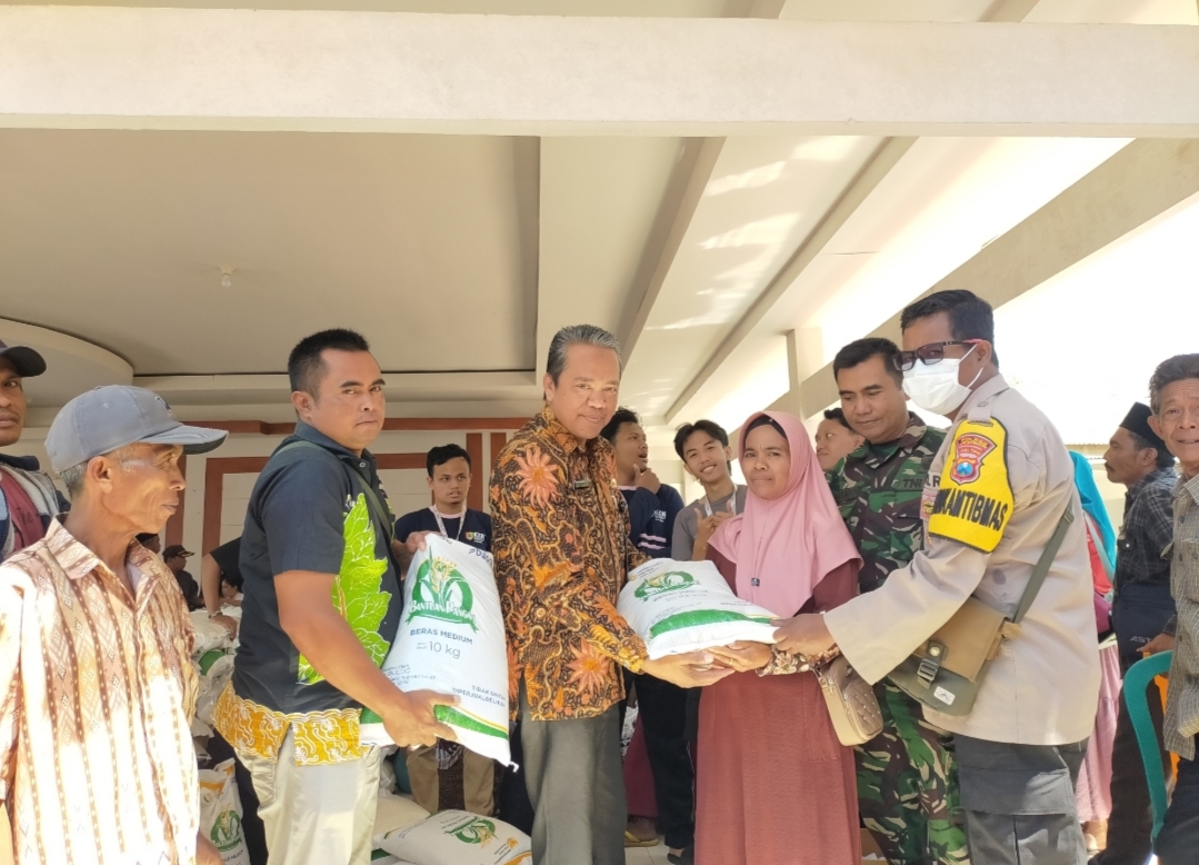 pastikan-tepat-sasaran-plt-camat-jelbuk-tinjau-penyaluran-bapang-untuk-1972-warga-panduman-20260820