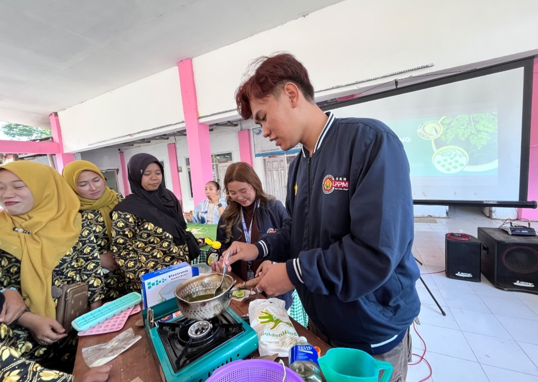 kader-posyandu-dan-kkn-kolaboratif-desa-cinta-praktik-olahan-daun-kelor-di-sucopangepok-20260820