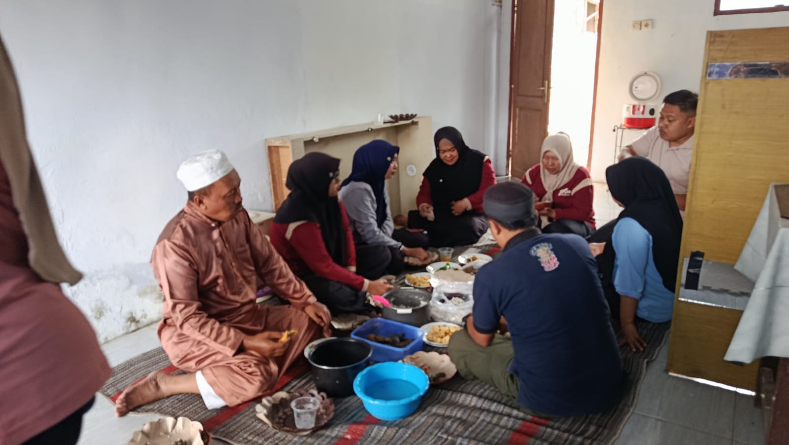 camat-sumberjambe-bangun-semangat-kerja-lewat-kebersamaan-20260821