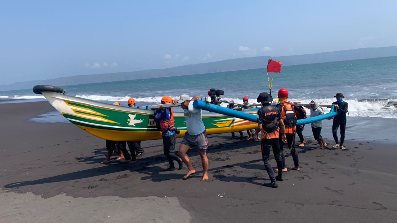 tiga-nelayan-puger-hilang-tim-sar-perluas-pencarian-di-pantai-paseban-20260821
