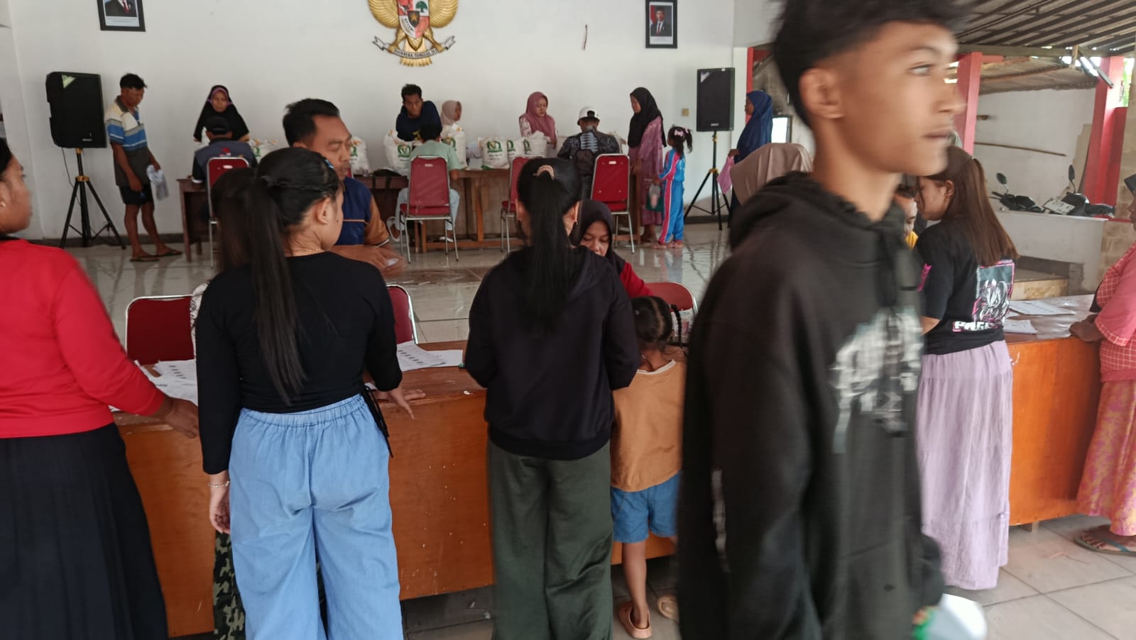 kepala-desa-sumberjambe-turut-pantau-penyaluran-bapang-tahap-ii-1748-pbp-terima-bantuan-20260822