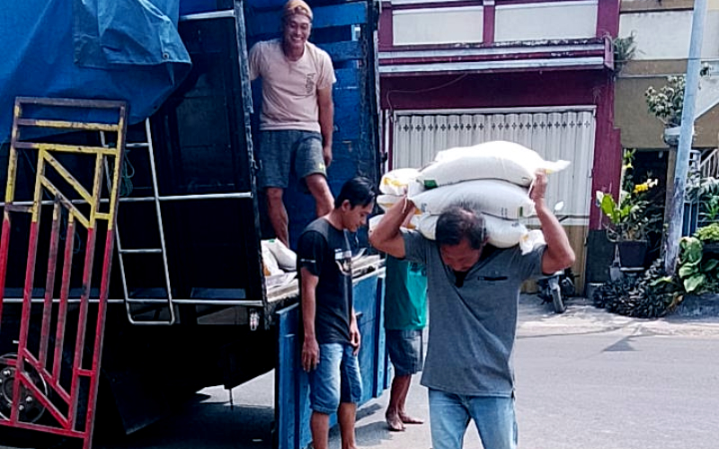 kades-dan-staf-desa-di-mayang-bantu-bongkar-beras-bansos-warga-dan-camat-beri-apresiasi-20260822