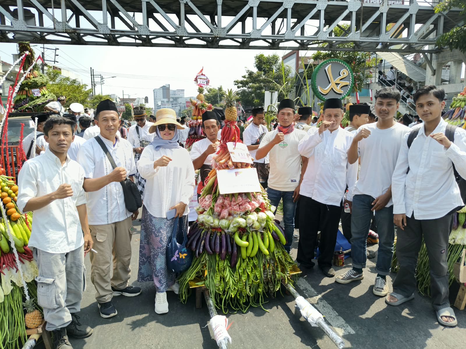 kelurahan-jumerto-ikut-meriahkan-kirab-1000-ancak-agung-jember-2026-dengan-gunungan-hasil-bumi-lokal-20260822