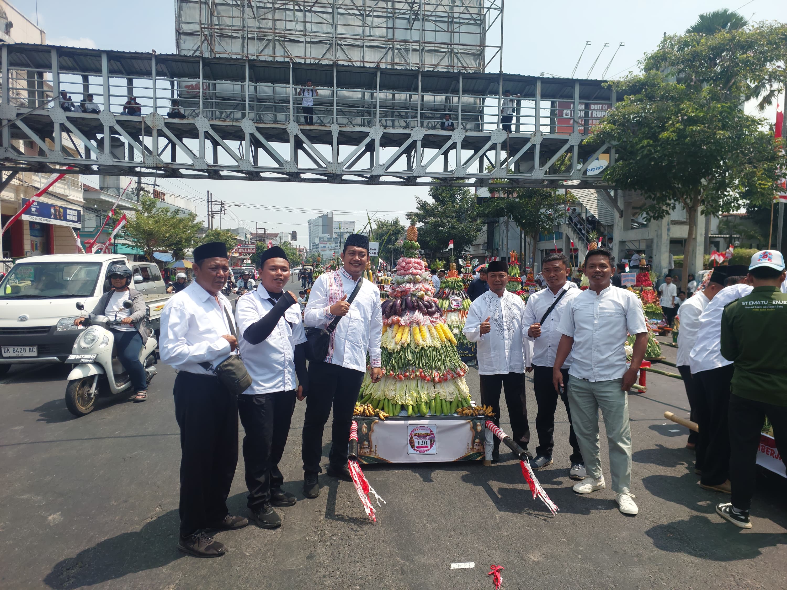 sumbersari-ramaikan-kirab-ancak-agung-jember-bidik-dua-rekor-muri-20260822