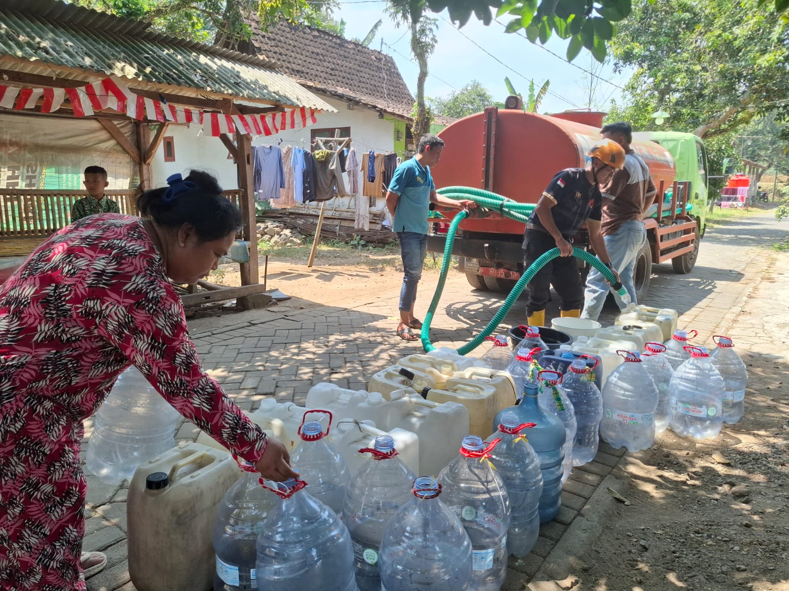 bpbd-jember-lanjutkan-distribusi-air-bersih-ke-desa-sumberjeruk-kalisat-20260822