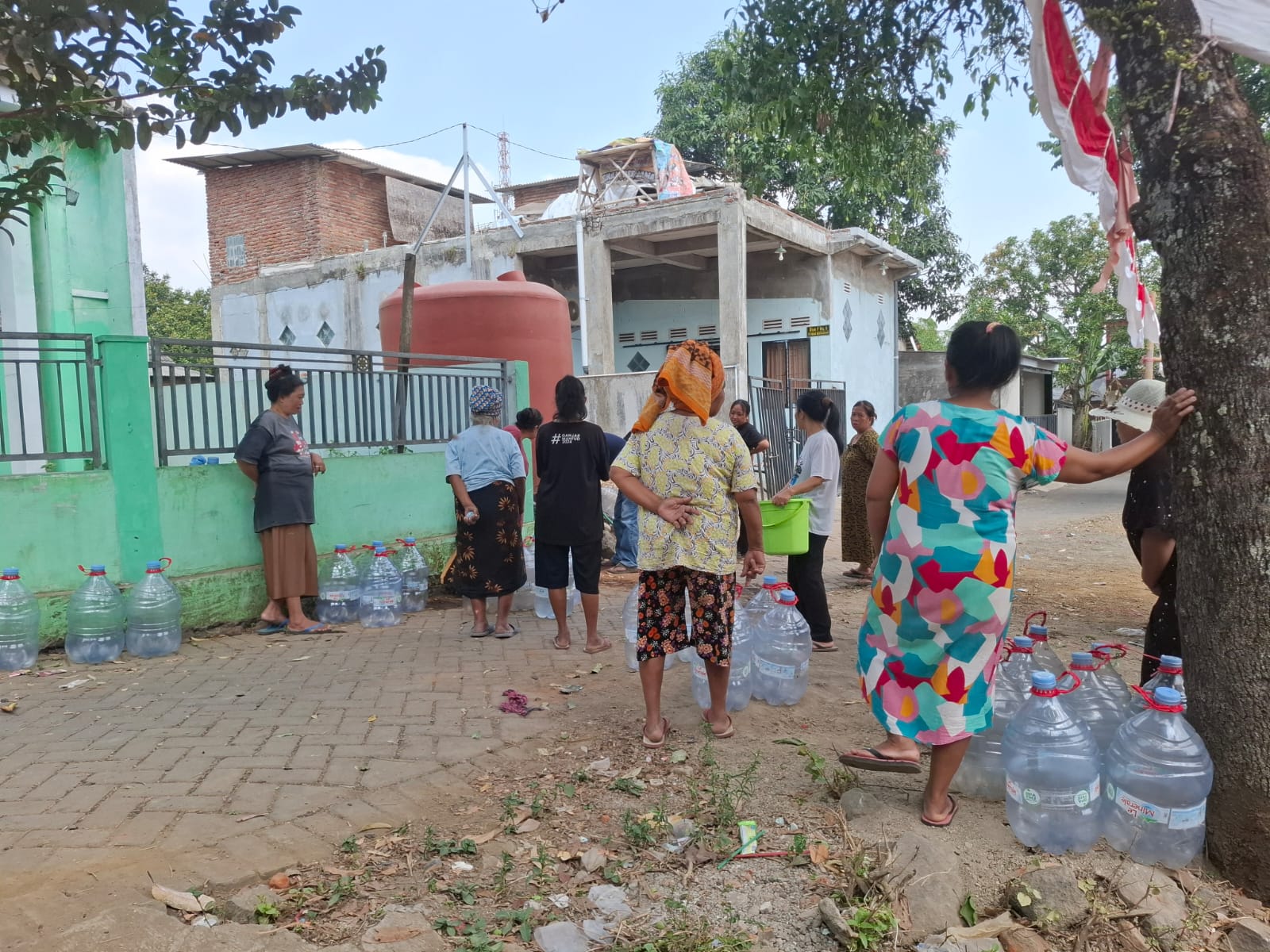 kekeringan-melanda-tegal-gede-bpbd-jember-salurkan-5000-liter-air-bersih-untuk-40-kk-20260822