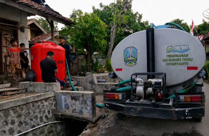 kekeringan-melanda-120-kk-di-kaliwining-jember-bpbd-salurkan-5000-liter-air-bersih-20260822