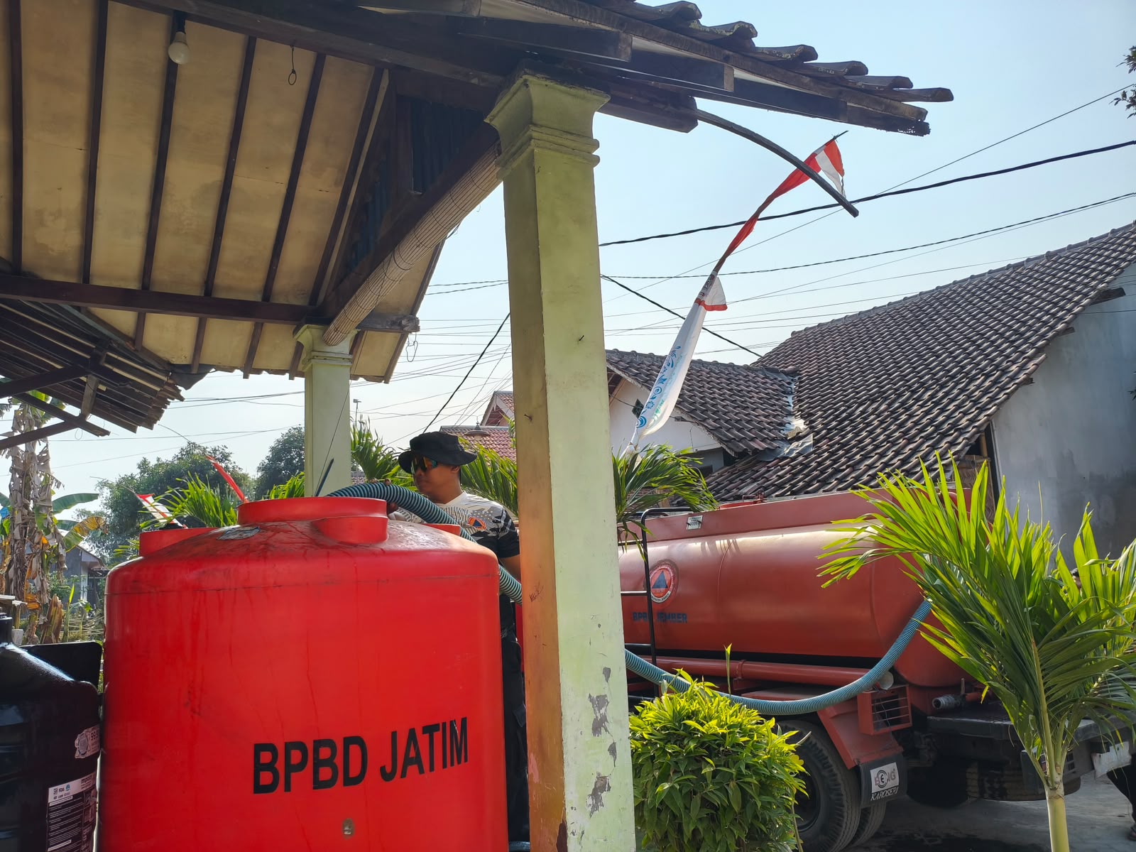 krisis-air-di-rambipuji-bpbd-jember-distribusikan-bantuan-untuk-120-kk-20260822