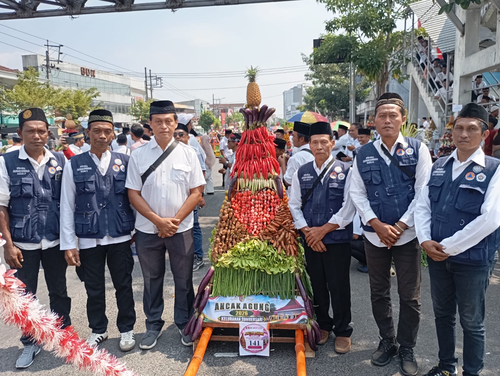 kelurahan-sumbersari-bawa-semangat-gotong-royong-di-kirab-ancak-agung-20260822
