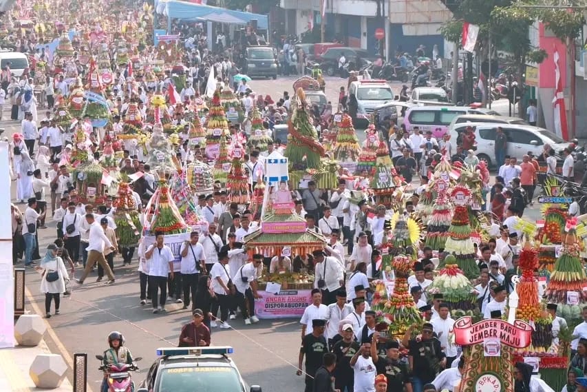 kirab-ancak-agung-jember-pecahkan-rekor-muri-527-gunungan-hasil-bumi-semarakkan-maulid-nabi-20260823