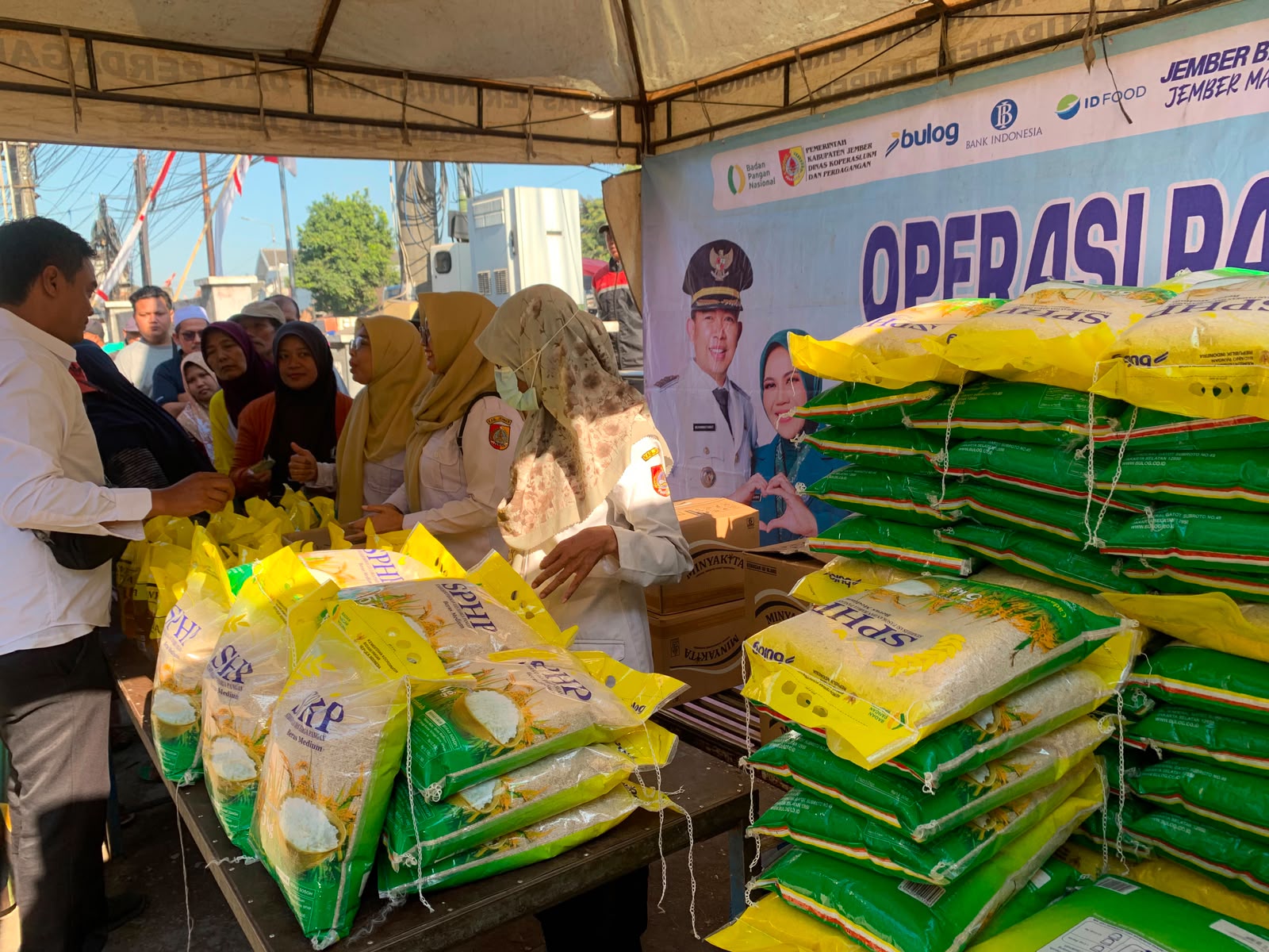 stok-beras-sphp-ditambah-menjadi-200-karung-operasi-pasar-mangli-tetap-diserbu-warga-20260827