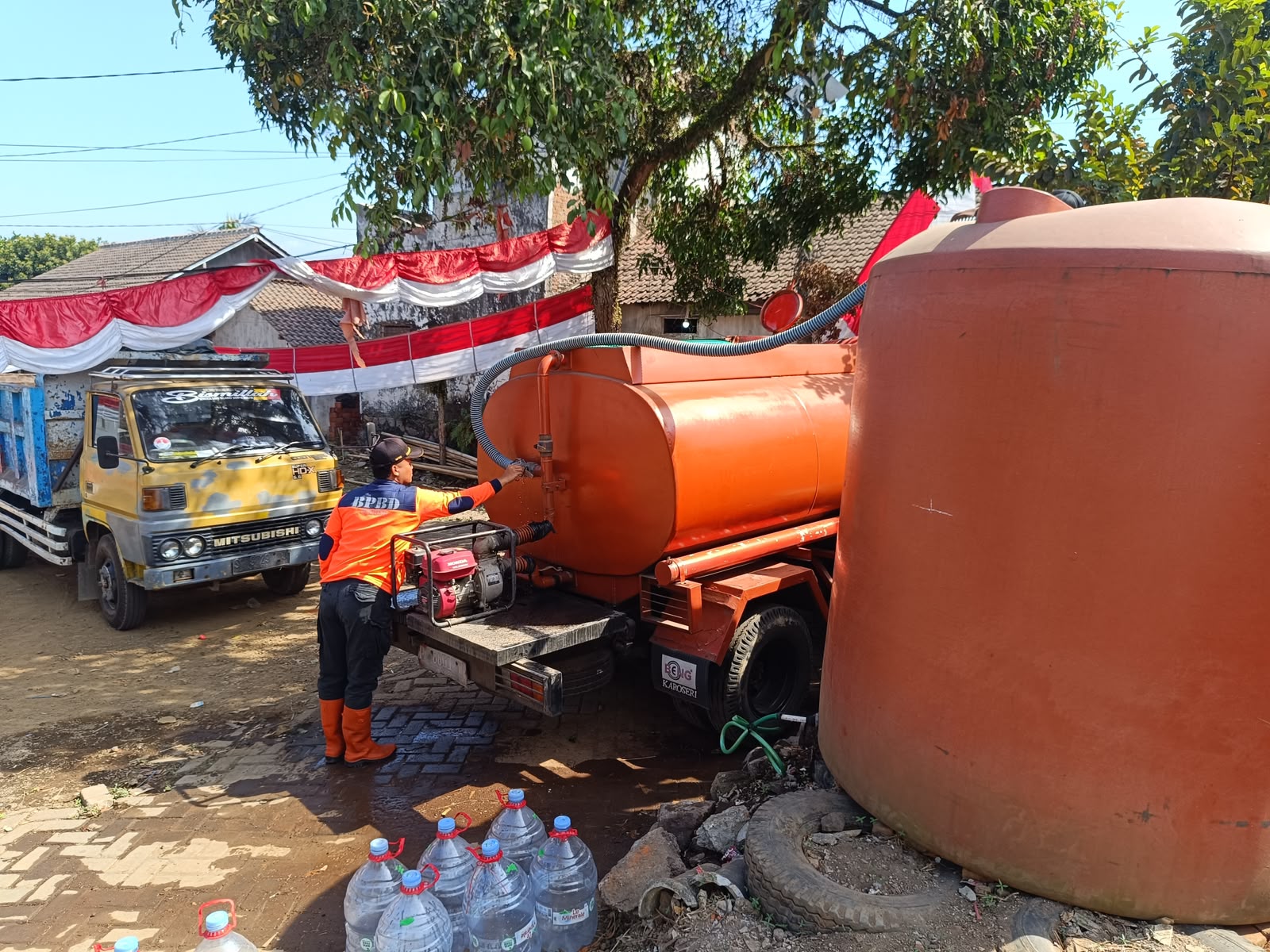 sumur-warga-mulai-mengering-bpbd-jember-salurkan-5000-liter-air-bersih-ke-tegal-gede-20260826
