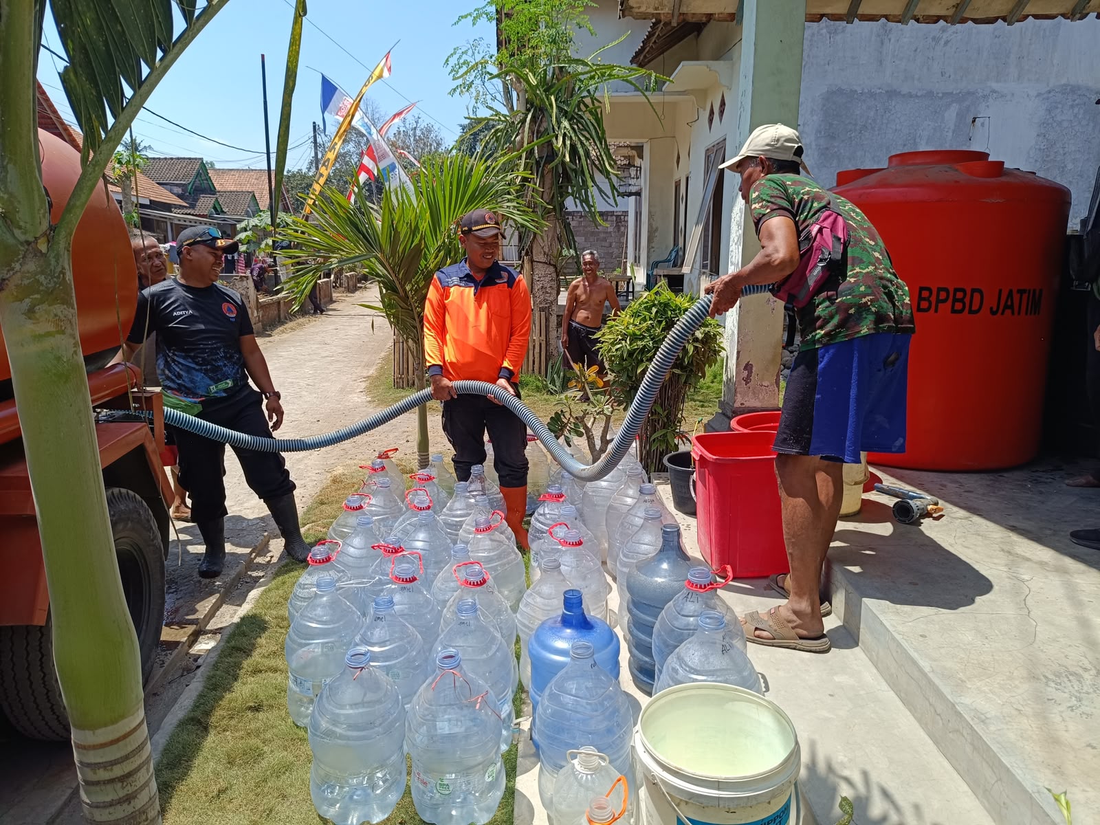 kekeringan-melanda-kaliwining-bpbd-jember-salurkan-5000-liter-air-bersih-untuk-120-kk-20260826