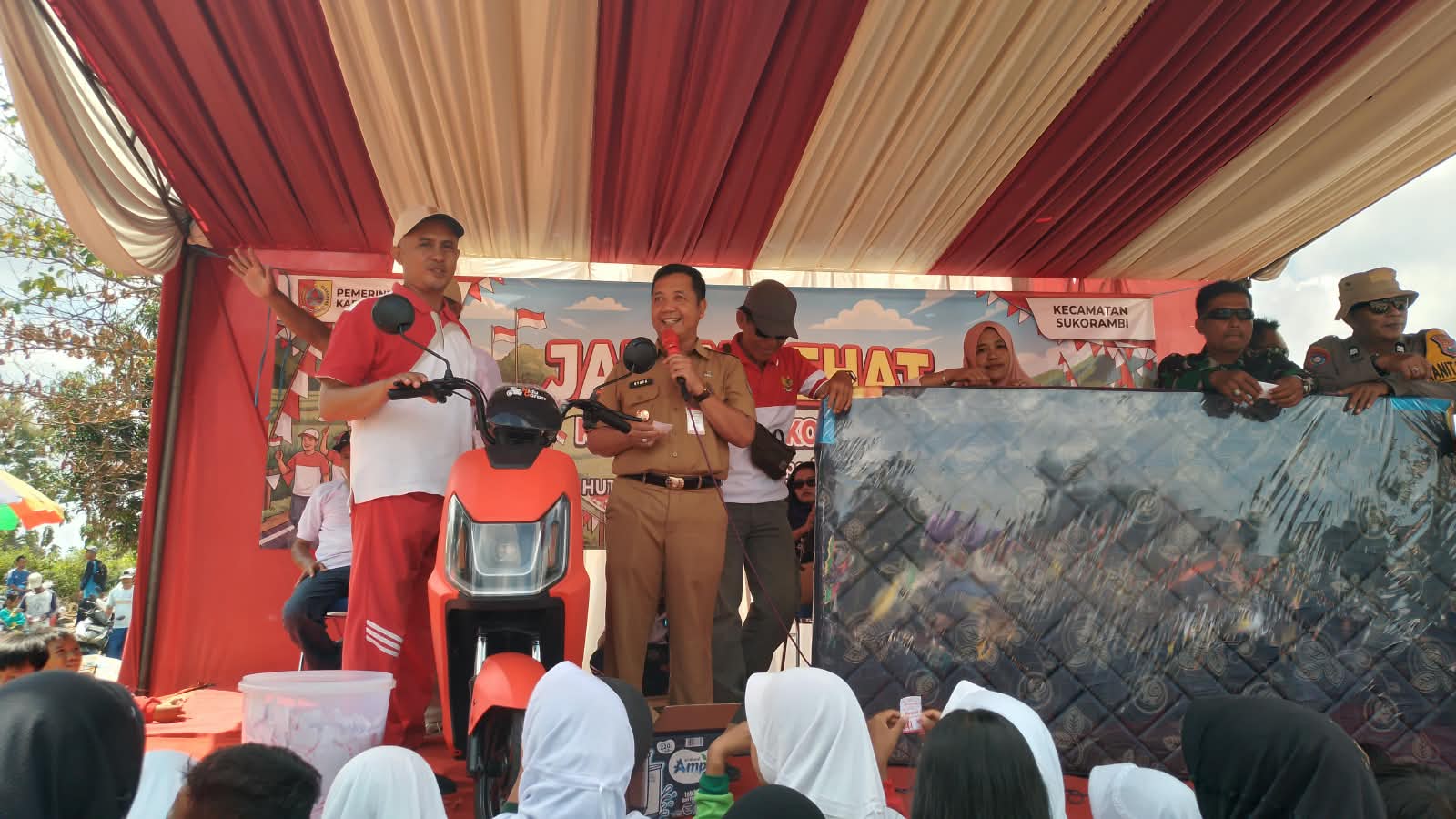 ribuan-pelajar-sukorambi-tumpah-ruah-jalan-sehat-semarakkan-hut-ke-81-ri-20260826