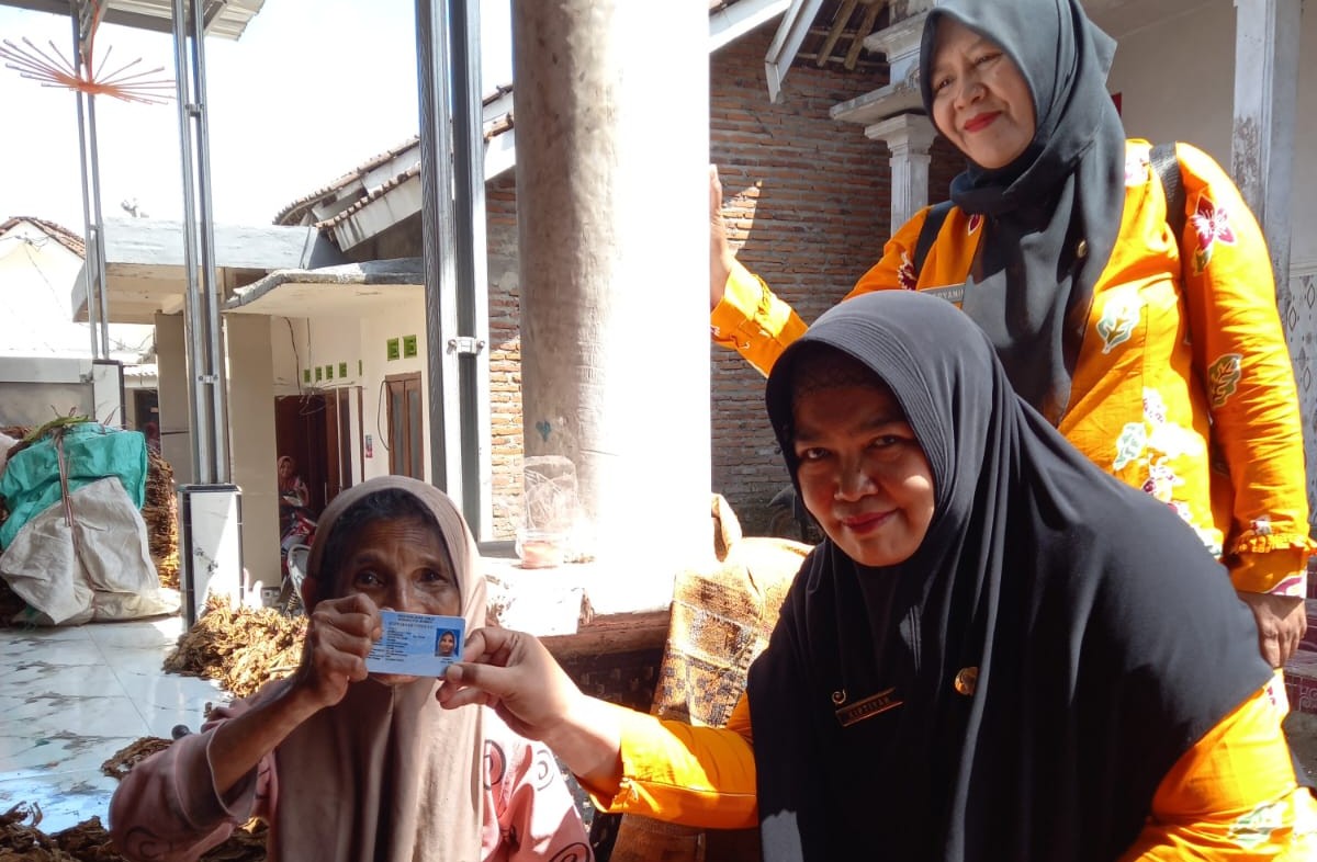 pemcam-sumberjambe-antar-ktp-el-warga-difabel-hingga-pelosok-gunungmalang-20260827