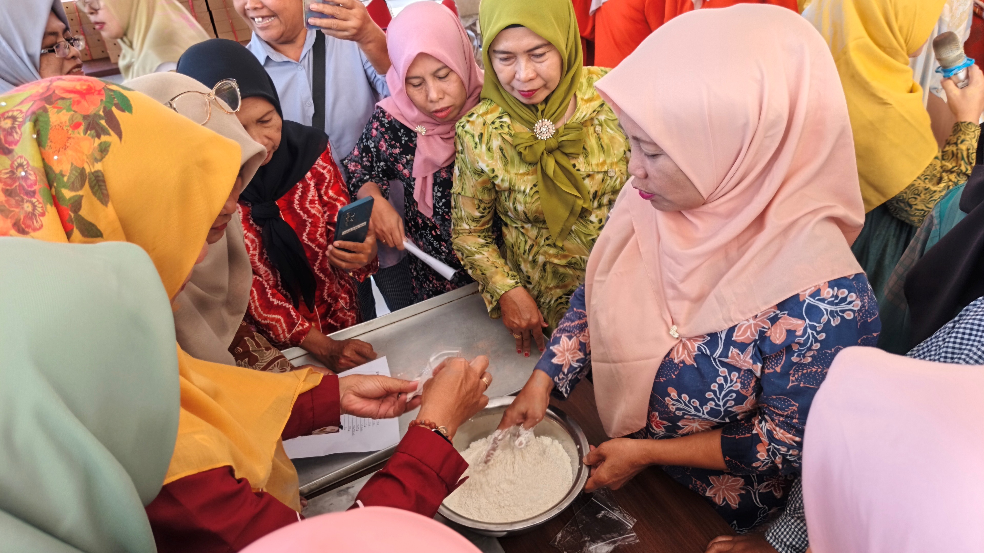 dinsos-pppa-jember-terus-bergerak-kali-ini-latih-perempuan-sumbersari-olah-roti-manis-dan-abon-20260827