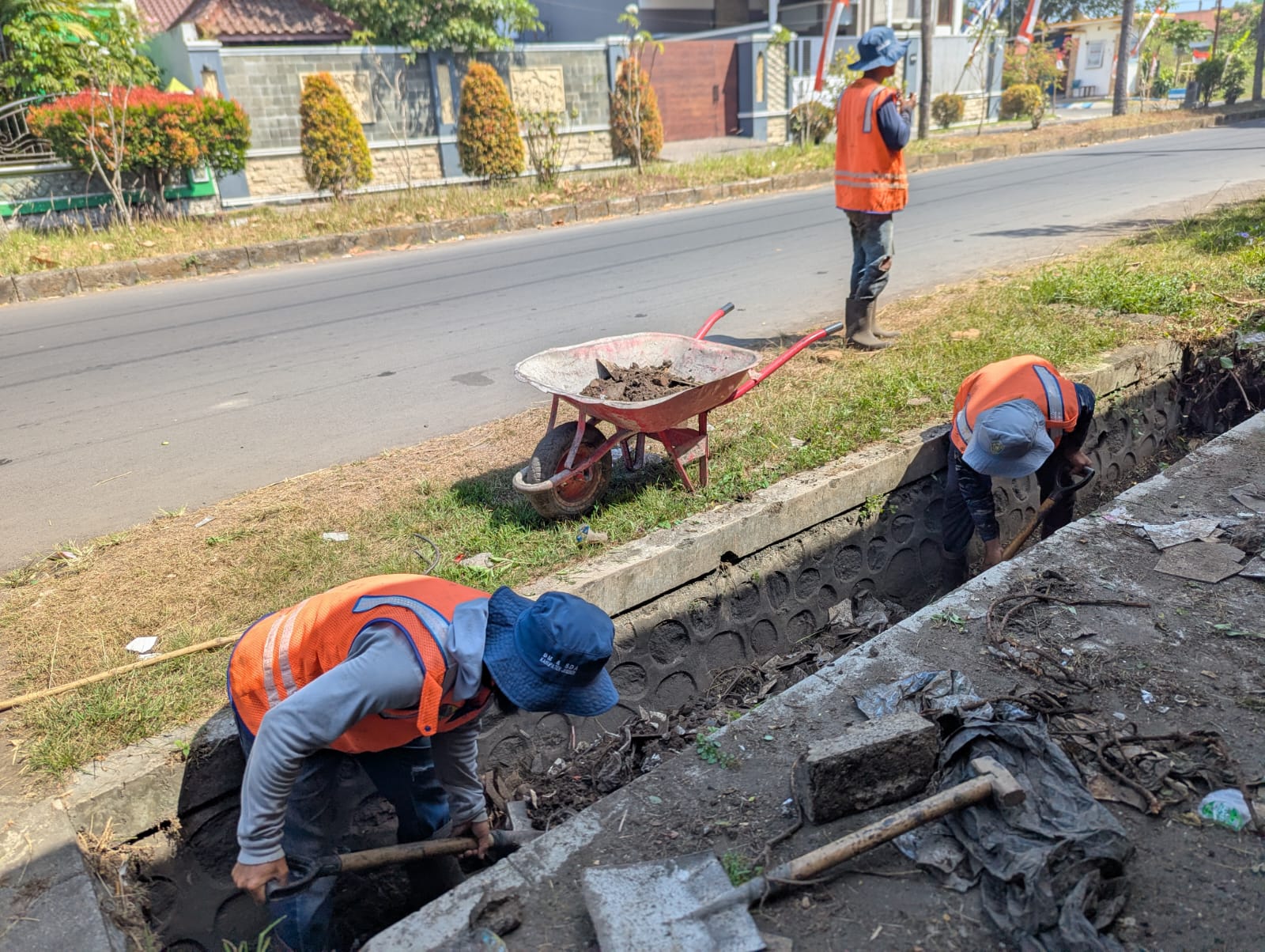 dpupr-jember-bersihkan-saluran-drainase-di-jalan-mataram-cegah-genangan-saat-hujan-deras-20260828