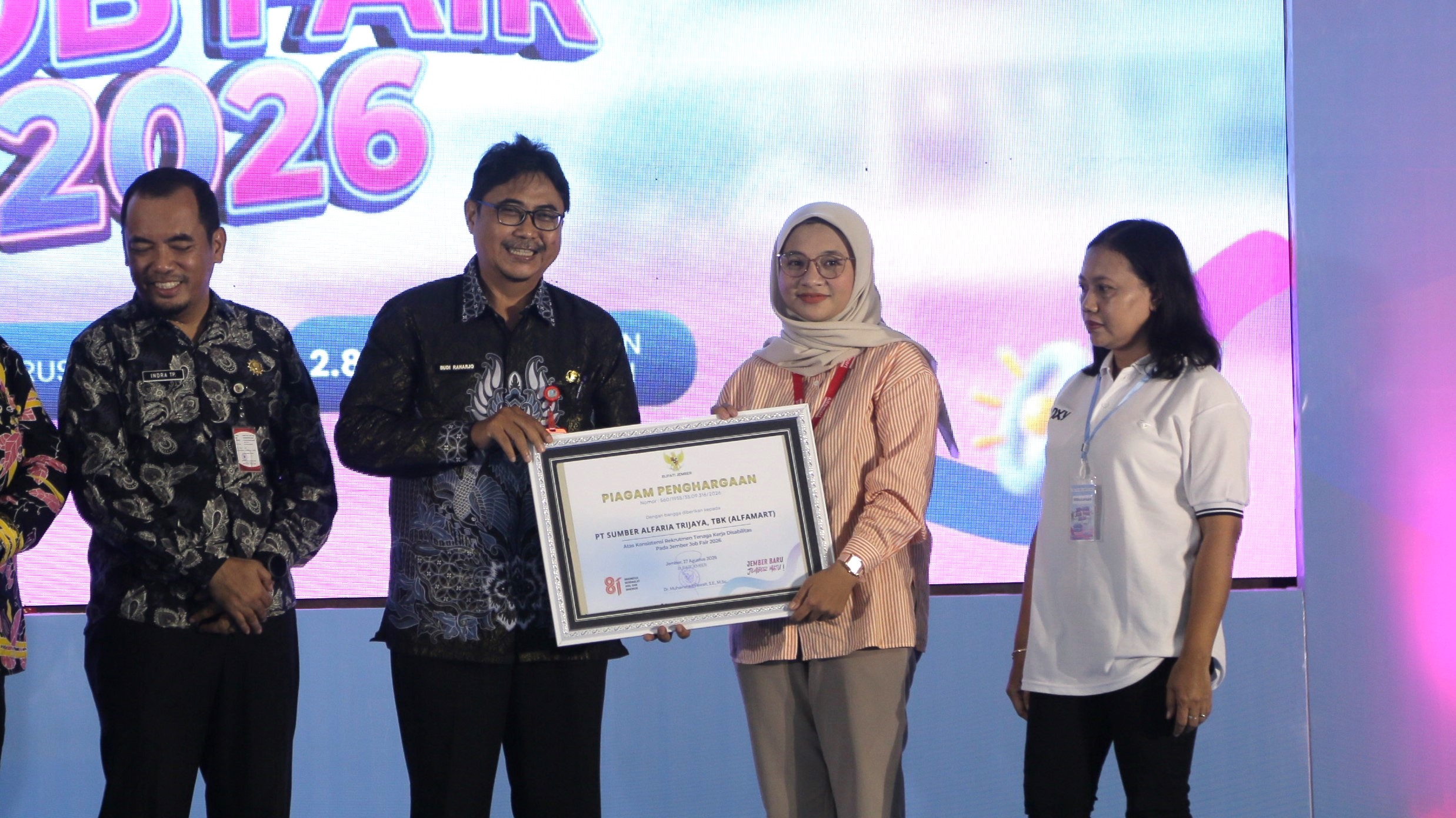 konsisten-buka-lowongan-kerja-bagi-difabel-pemkab-jember-beri-penghargaan-alfamart-20260827
