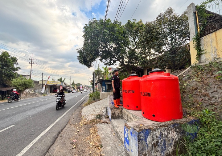 kekeringan-melanda-baratan-timur-bpbd-jember-siapkan-empat-tandon-air-untuk-90-kk-20260828