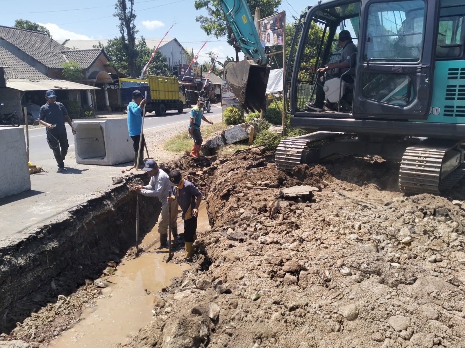 dpupr-jember-tindak-lanjuti-laporan-warga-pasang-box-culvert-di-desa-jambearum-20260828