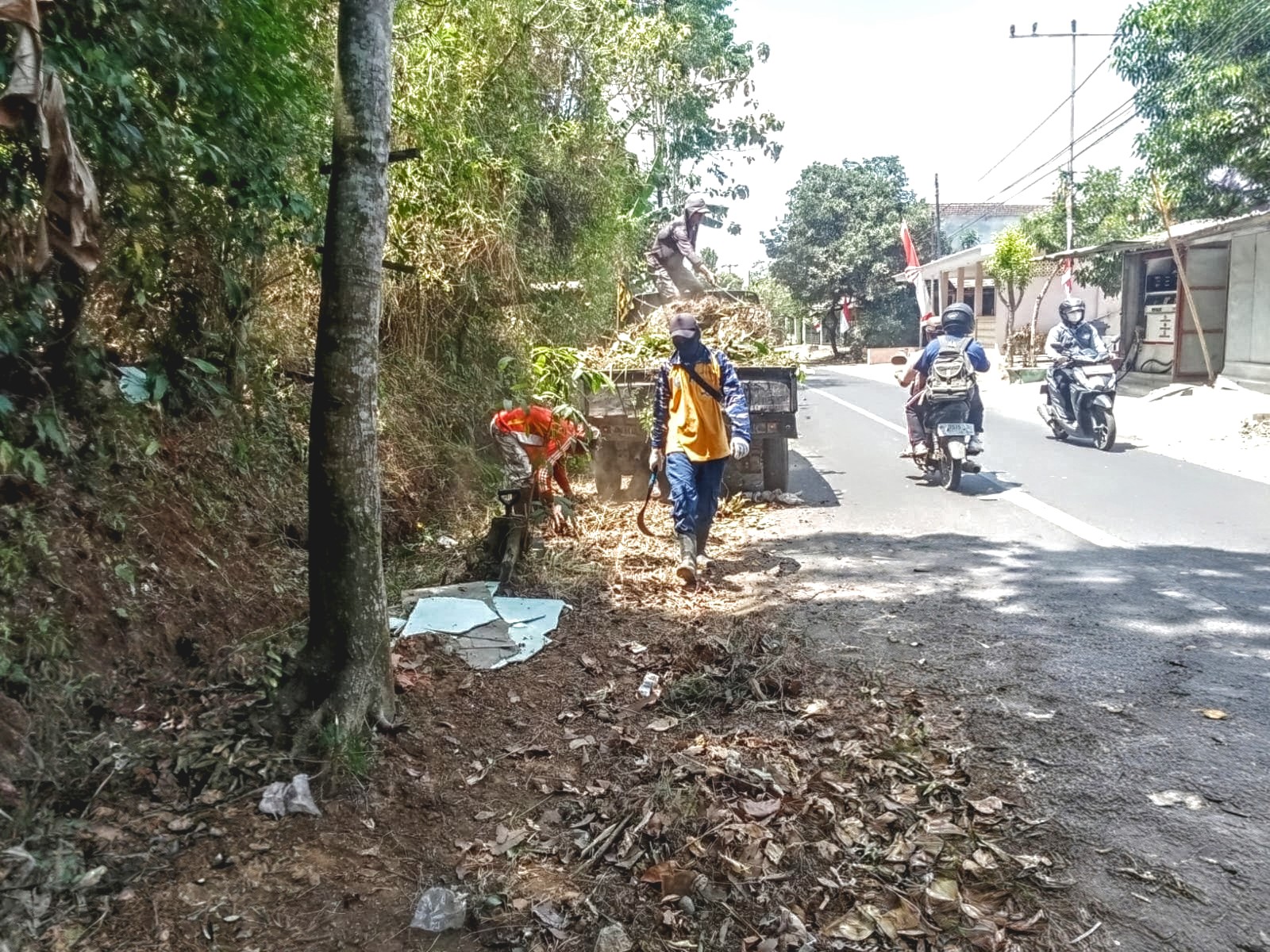 dpupr-jember-bersihkan-bahu-jalan-dan-saluran-drainase-di-jalur-baratan-rembangan-20260828