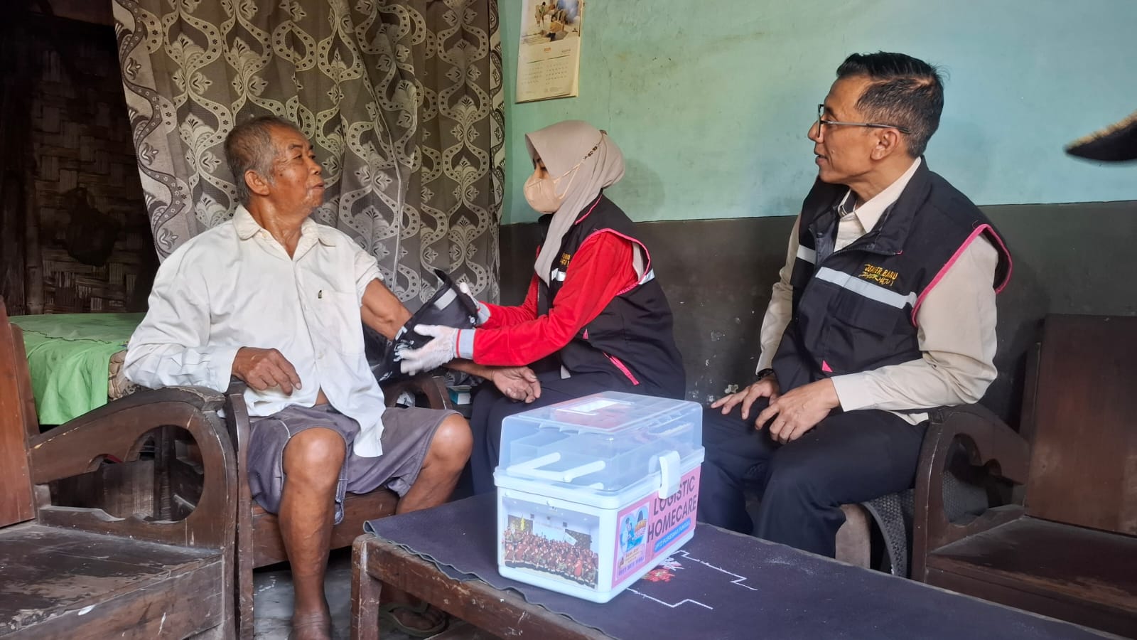 bersama-camat-tanggul-kepala-dpmd-jember-pantau-langsung-layanan-home-care-bagi-lansia-20260828