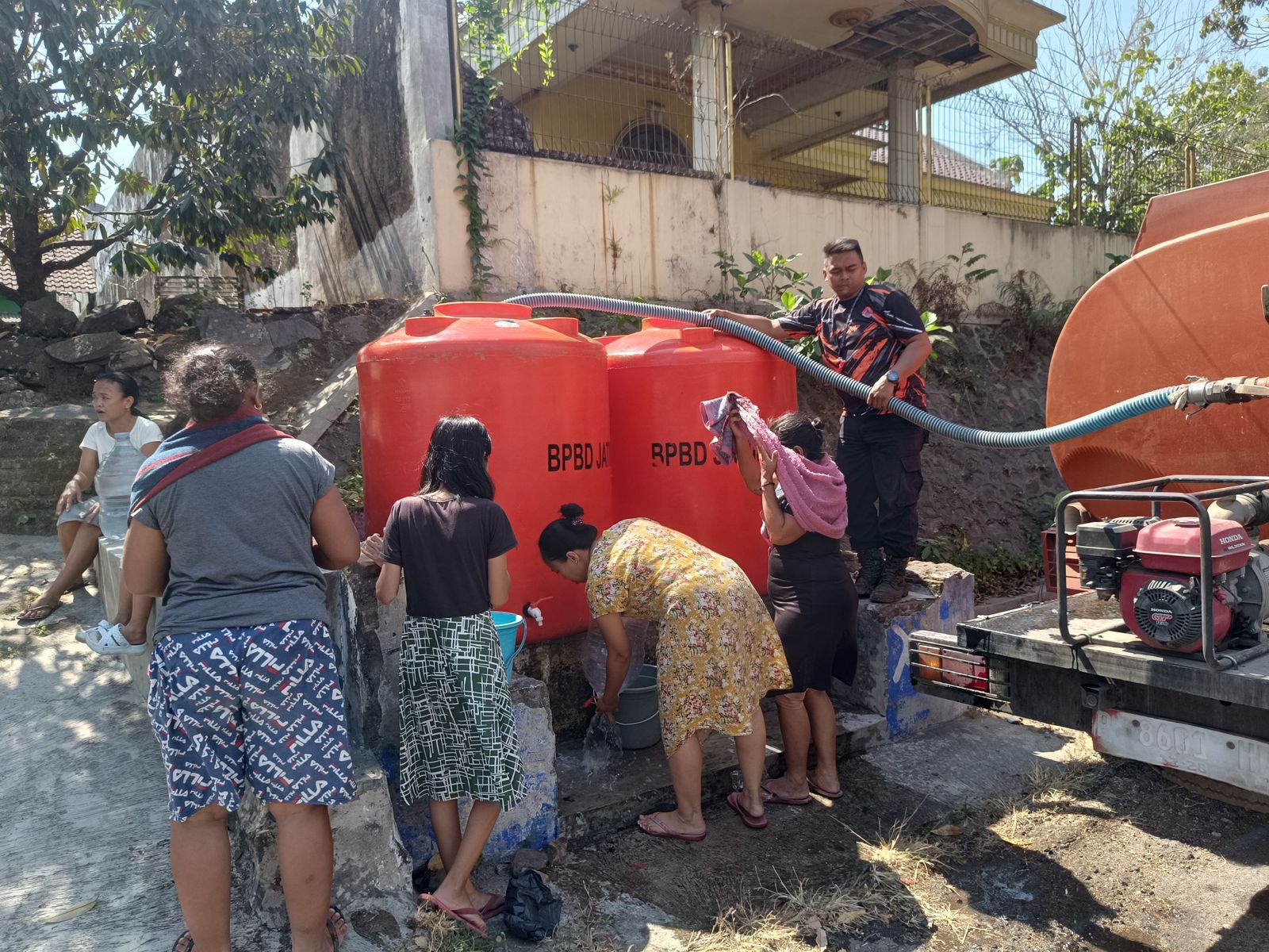 kekeringan-melanda-baratan-timur-bpbd-jember-salurkan-5000-liter-air-bersih-untuk-90-kk-20260829