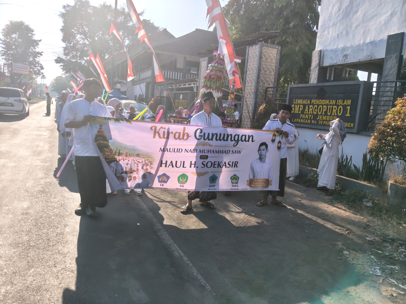 bersatu-dalam-tradisi-siswa-mulai-tk-hingga-sma-argopuro-sukseskan-kirab-maulid-nabi-dan-haul-pendiri-20260830