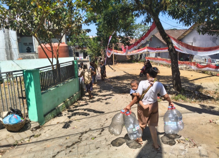 bpbd-jember-salurkan-5000-liter-air-bersih-untuk-40-kk-terdampak-kekeringan-di-tegal-gede-20260829