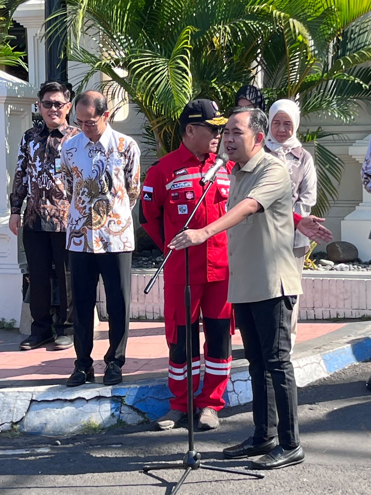 perkuat-layanan-kesehatan-bupati-jember-pimpin-apel-pemberangkatan-tim-pengampu-homecare-20260829