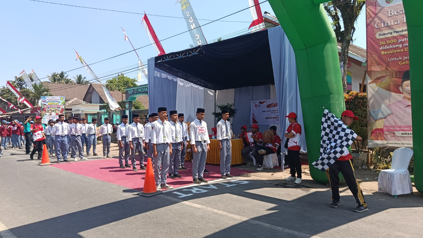 camat-sumberjambe-lepas-gerak-jalan-pelajar-peringati-hut-ke-81-ri-20260829
