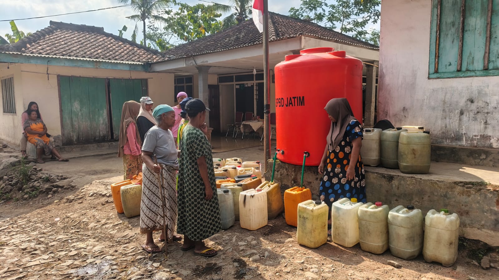 sumur-warga-mengering-bpbd-jember-kirim-5000-liter-air-untuk-85-kk-di-silo-20260829
