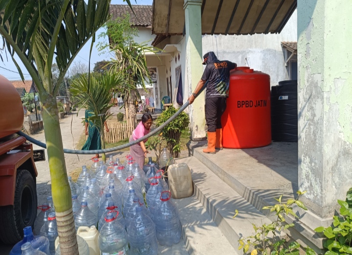 sumur-warga-mulai-mengering-bpbd-jember-kirim-5000-liter-air-ke-kaliwining-rambipuji-20260830