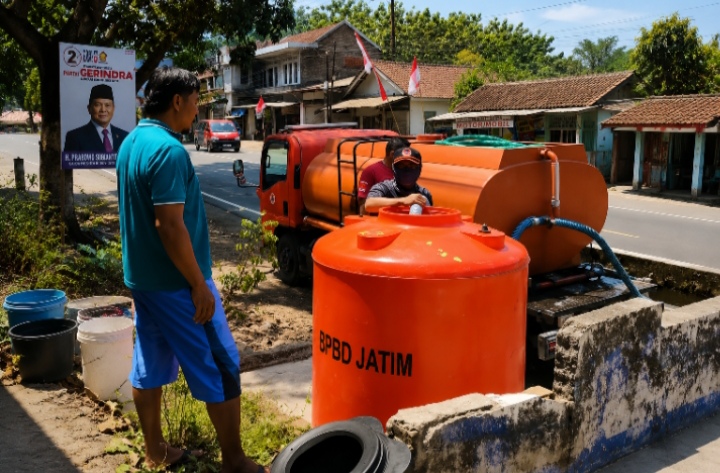 kekeringan-meluas-bpbd-jember-salurkan-5000-liter-air-bersih-ke-baratan-timur-20260830