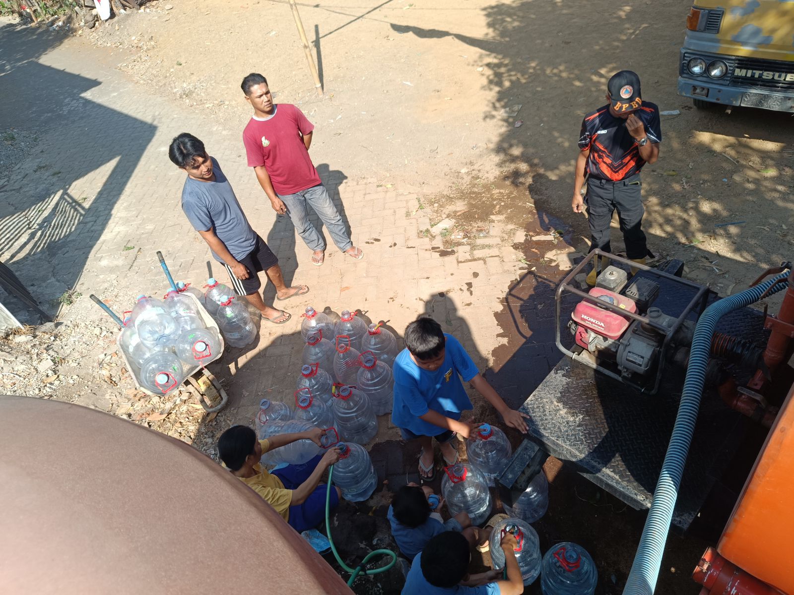 krisis-air-bersih-di-tegal-gede-jember-bpbd-kembali-salurkan-5000-liter-untuk-40-kk-20260830