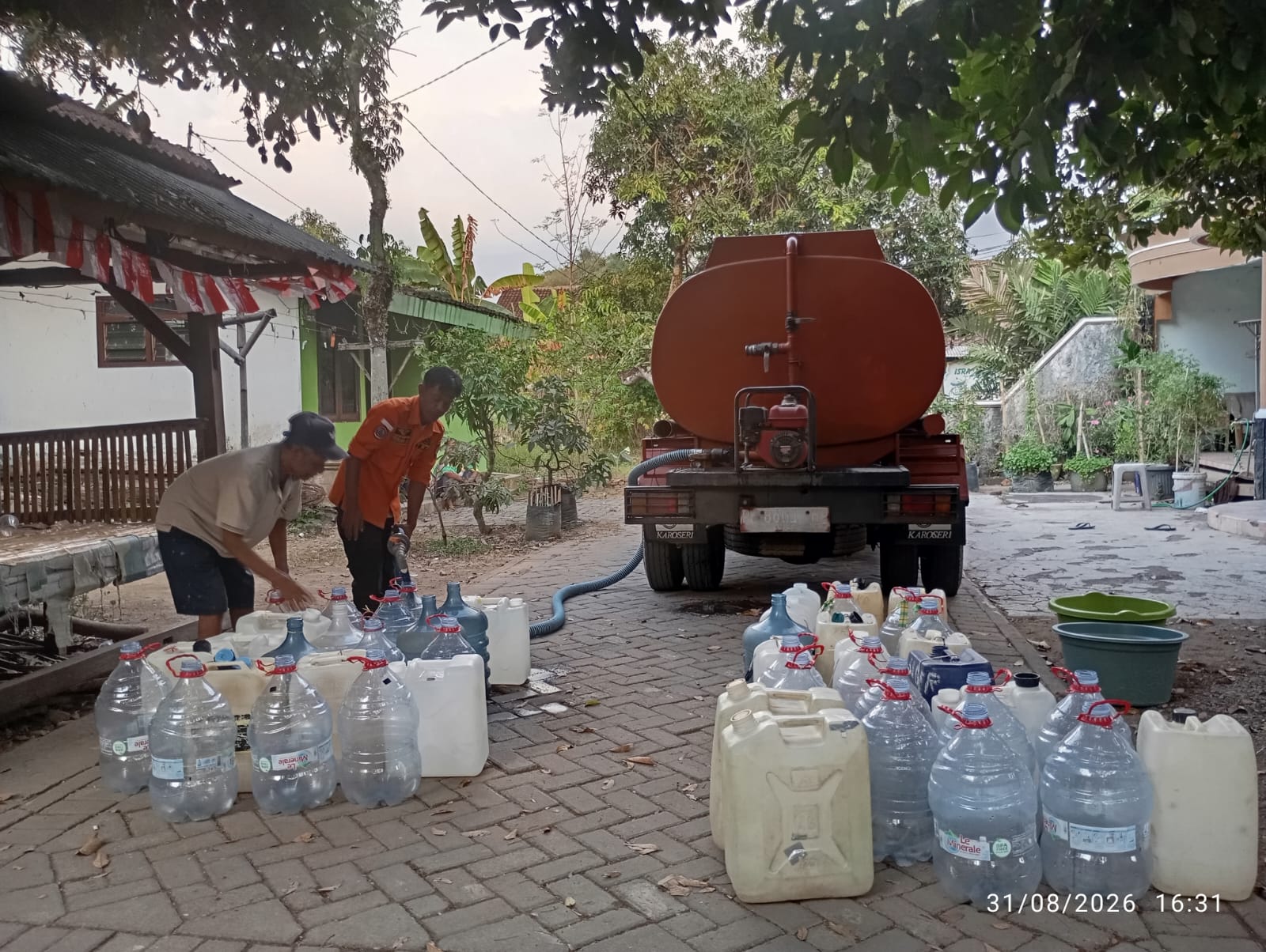 kekeringan-belum-berakhir-bpbd-jember-kembali-kirim-5000-liter-air-ke-sumberjeruk-20260901