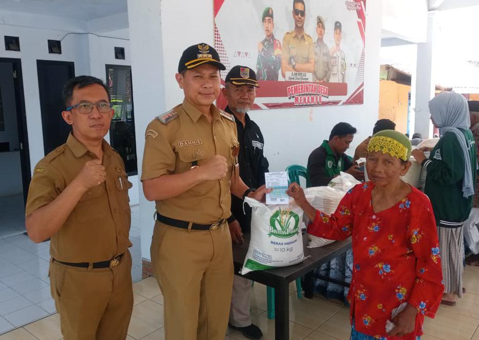 penyaluran-bantuan-pangan-di-desa-menampu-warga-semringah-bawa-pulang-30-kg-beras-20260901
