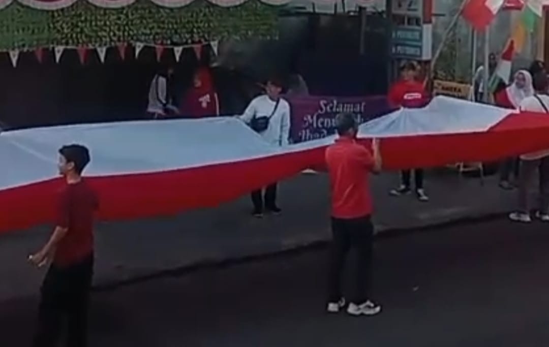 bendera-merah-putih-membentang-jalan-sehat-di-patrang-tunjukkan-jiwa-nasionalisme-20260902