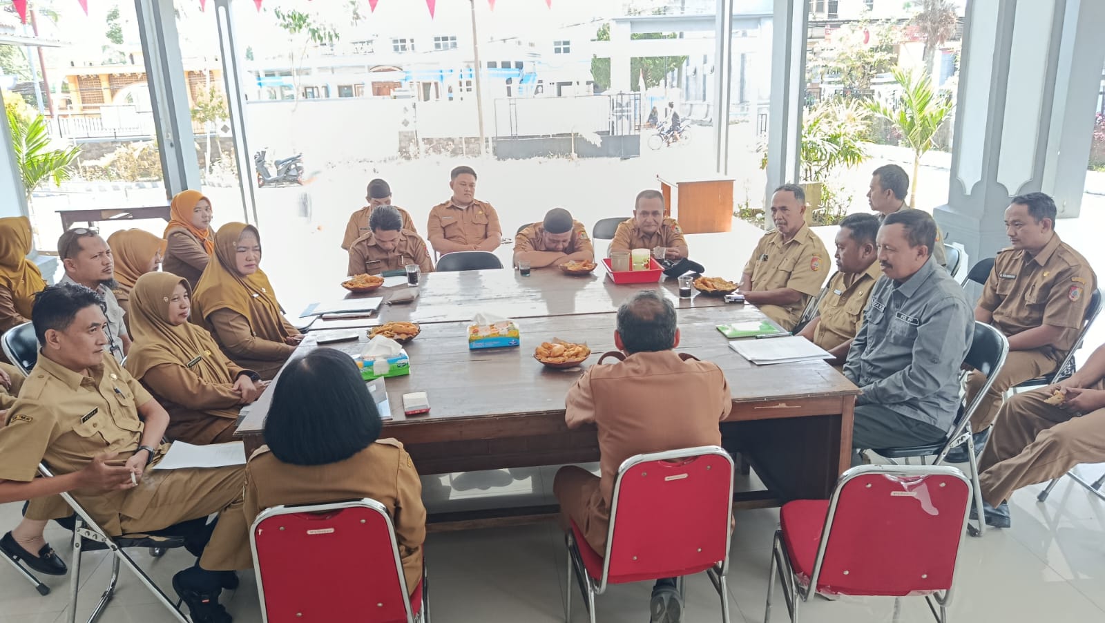 camat-faroek-bagikan-kaus-tajemtra-ajak-staf-sumberjambe-kompak-20260902