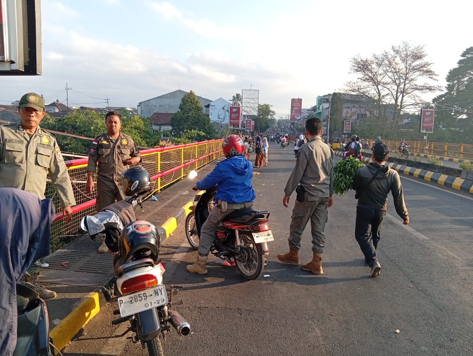 satpol-pp-jember-tertibkan-pedagang-di-trotoar-pasar-gladak-kembar-dengan-pendekatan-humanis-20260904