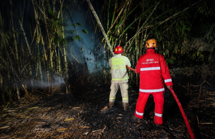 api-lahap-lahan-warga-di-jambuan-kelurahan-antirogo-bergerak-bersama-bpbd-20260905
