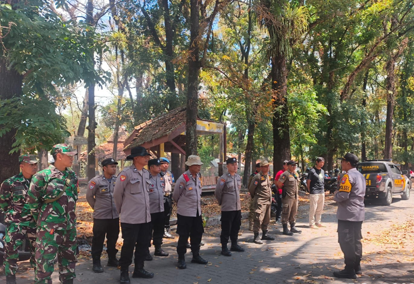 pastikan-tajemtra-aman-kapolsek-sukorambi-pimpin-apel-pengamanan-di-rest-area-jubung-20260906