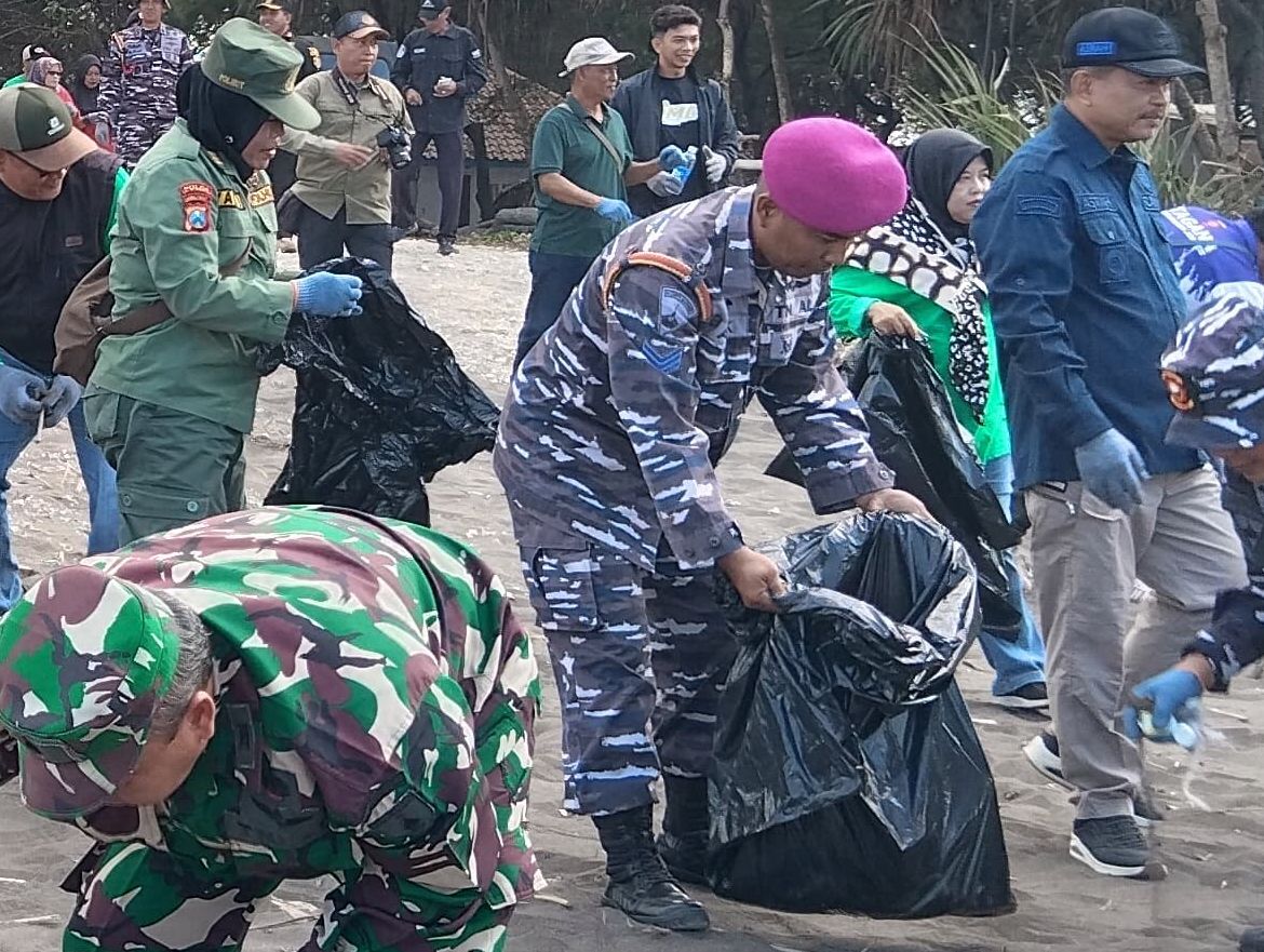 sambut-hut-ke-81-tni-al-kolatmar-dan-muspikacam-puger-bersihkan-pantai-pancer-serta-baksos-20260906