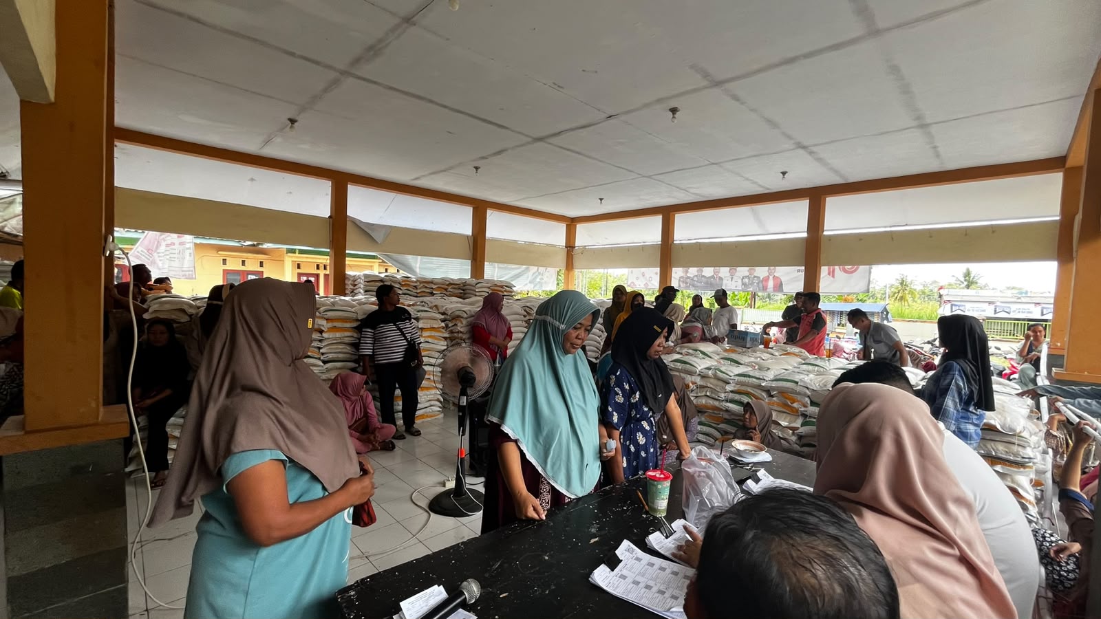 salurkan-bantuan-pangan-dari-perum-bulog-kelurahan-bintoro-jamin-ketahanan-pangan-2164-kpm-20260907