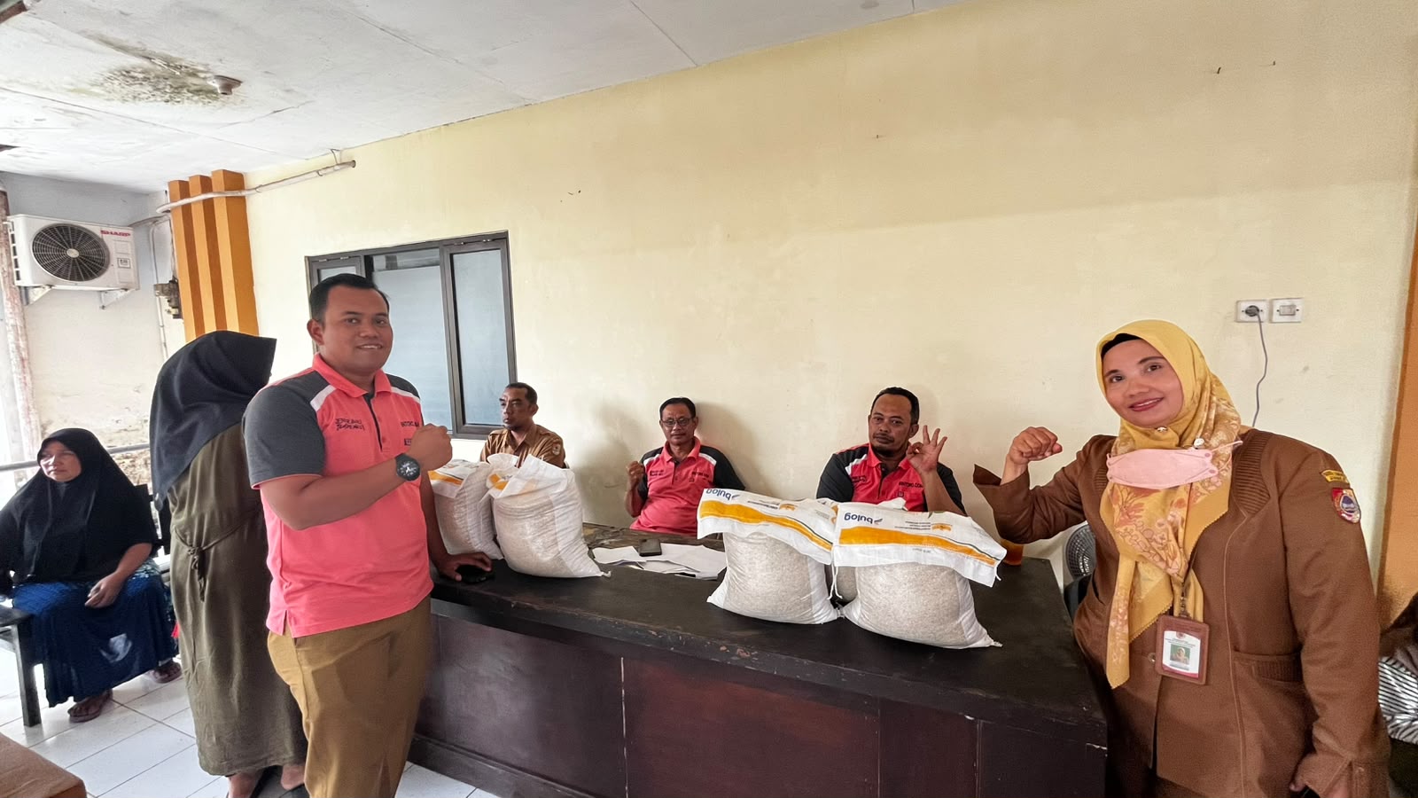 pastikan-distribusi-beras-perum-bulog-tepat-sasaran-kelurahan-bintoro-gelar-pelayanan-humanis-untuk-2164-warga-20260907
