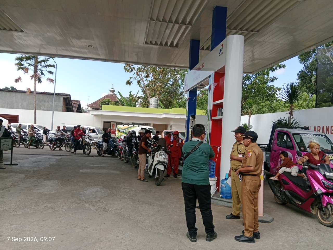 camat-sumberjambe-ajak-asn-dan-masyarakat-redam-kepanikan-antrean-bbm-20260908