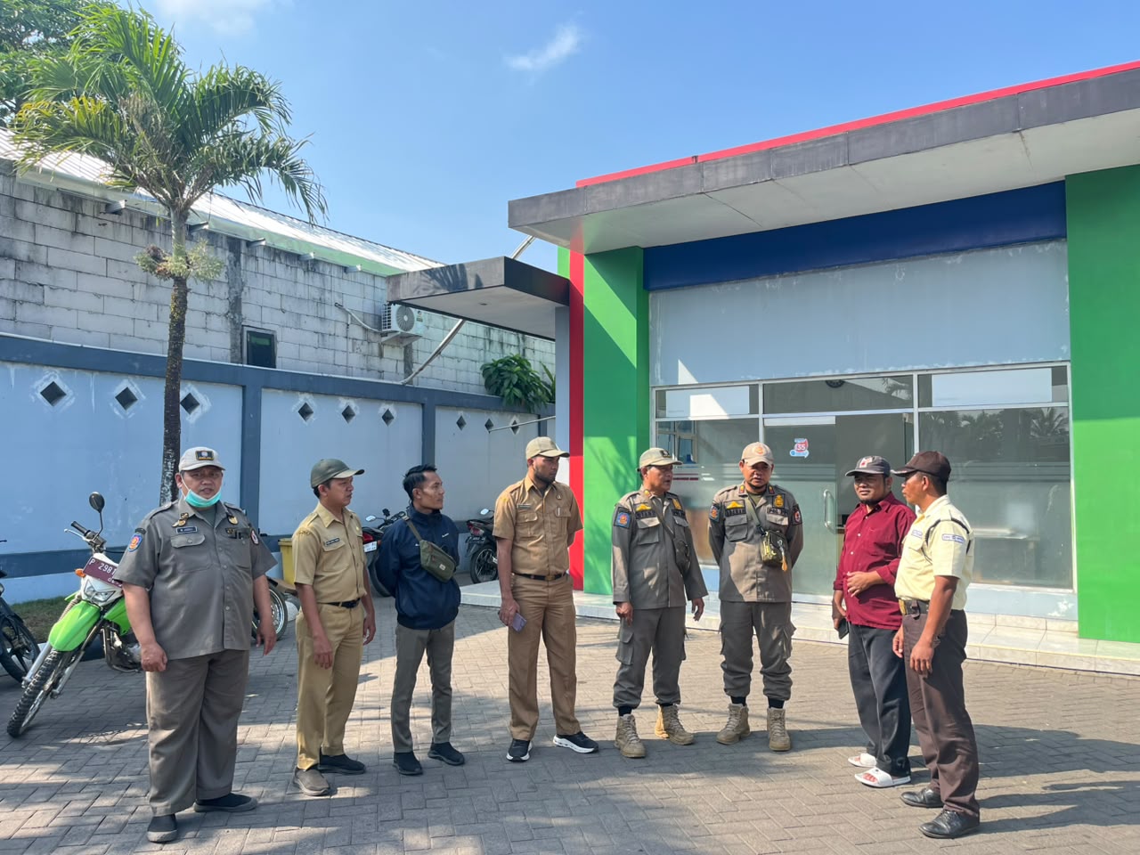 satpol-pp-kecamatan-tempurejo-lakukan-pengawasan-di-spbu-pastikan-antrean-bbm-aman-dan-terkendali-20260908
