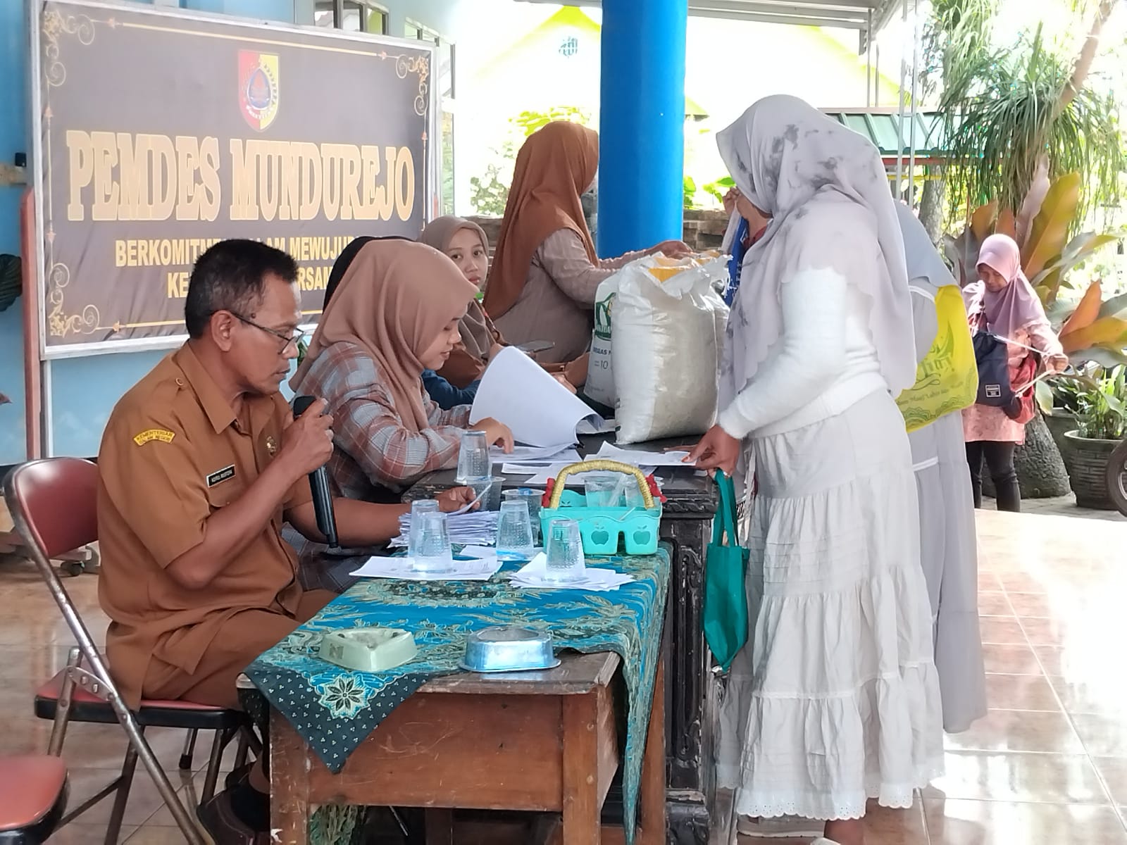 bantuan-pangan-di-kecamatan-umbulsari-disalurkan-estafet-2500-kpm-di-tiga-desa-terima-bantuan-20260909
